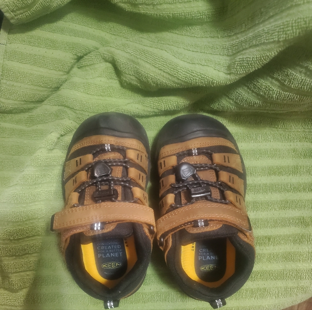 Keen toddler shoes sz 9